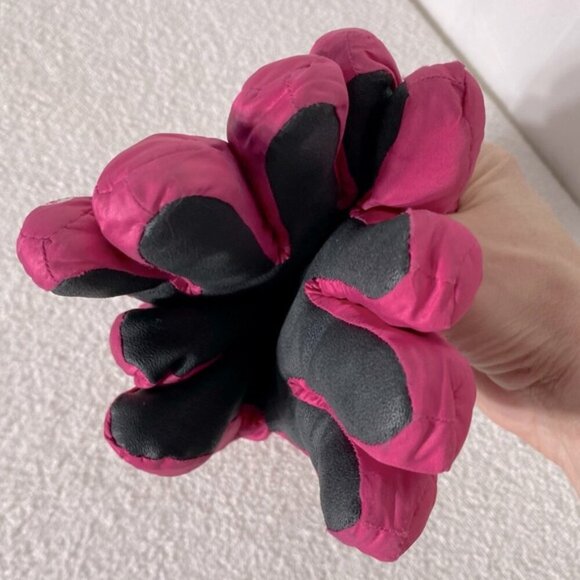5/$25 Hot Paws Fuchsia Pink Winter Gloves - Picture 5 of 12